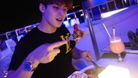 Jika Hoshi cenderung terlihat serius saat meracik cocktail, Mingyu justru terlihat sangat bahagia saat melihat sepiring daging yang disajikan di hadapannya. Foto: Instagram@saythename_17