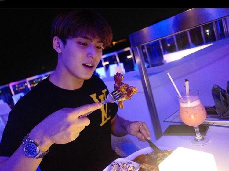 Sambut Ultah ke-6, Ini Keseruan Member Seventeen Saat Kulineran