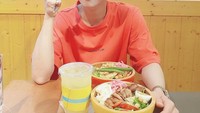 Berbeda dengan Mingyu, Joshua justru lebih suka makan makanan sehat seperti salad dan segelas jus jeruk. Foto: Instagram@saythename_17