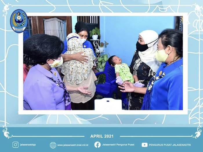 Gubernur Jawa Timur, Khofifah Indar Parawansa menimang anak dari Sersan Satu Elektro Komunikasi Rusdiansyah Rahman, yang bertugas sebagai juru pompa di kapal selam KRI Nanggala-402. Gubernur Jawa Timur, Khofifah Indar Parawansa menimang anak dari Sersan Satu Elektro Komunikasi Rusdiansyah Rahman, yang bertugas sebagai juru pompa di kapal selam KRI Nanggala-402.