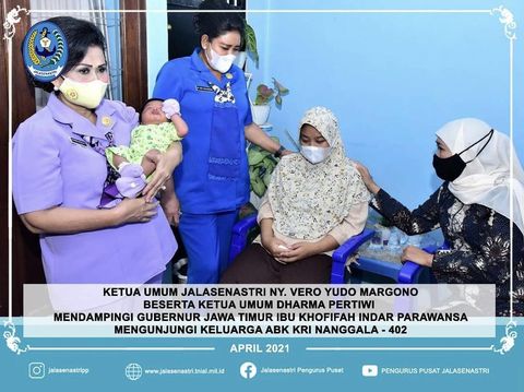 Gubernur Jawa Timur, Khofifah Indar Parawansa bersama dengan Ketua Umum Jalasenastri, Ny. Vero Yudo Margono dan jajarannya. Mengunjugi keluarga awak kapal selam KRI Nanggala-402.