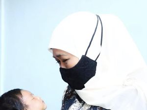 Momen Haru Gubernur Jawa Timur Timang Anak Awak Kapal KRI Nanggala-402