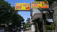 Rumah makan H. Moel Seafood Pusat berlokasi di Jalan Kalibaru Selatan Nomor 39, Cirebon. Dirintis oleh H. Moel sejak tahun 1988 dengan lokasi awal berupa warung tenda. Foto: Grandyos Zafna/detikFOTO