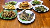 Menu andalan di sini tentu saja ragam olahan seafood segar. Mereka mendatangkan seafood secara berkala dari Cirebon dan Indramayu. Foto: Grandyos Zafna/detikFOTO