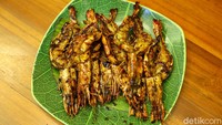 Menu favorit lain di H. Moel Seafood Pusat adalah udang bakar (Rp85.000). Ukuran udangnya besar-besar dengan rasa manis dan tekstur kenyal juicy. Foto: Grandyos Zafna/detikFOTO