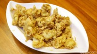 Pencinta cumi bisa memesan cumi goreng tepung yang renyah gurih ini. Dijamin makan seafoodnya makin semangat! Menu ini dibanderol Rp50.000. Foto: Grandyos Zafna/detikFOTO