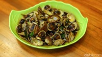 Beragam olahan kerang bisa jadi ide santapan nikmat di sini. Salah satunya kerang dara dengan saus tiram yang didominasi rasa manis. Foto: Grandyos Zafna/detikFOTO