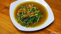 Santap seafood di H. Moel Pusat makin sempurna dengan cah kangkung. Kangkungnya dimasak sebentar sehingga teksturnya masih renyah saat digigit. Foto: Grandyos Zafna/detikFOTO
