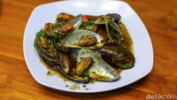 Kalau mau yang agak pedas, cobalah kerang hijau dengan balutan saus lada hitam ini. Kenyal juicy! Foto: Grandyos Zafna/detikFOTO