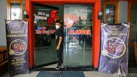 Kini konsep H. Moel Seafood Pusat merupakan rumah makan keluarga yang nyaman. Area bersantapnya besar dan bahkan terdapat ruang privat. Foto: Grandyos Zafna/detikFOTO