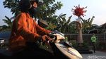 Hiii....Ada Tugu Virus Corona Ditusuk Belati di Tangerang