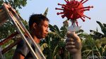 Hiii....Ada Tugu Virus Corona Ditusuk Belati di Tangerang