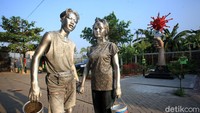 Tampak manusia silver beraksi di depan Tugu COVID-19 di Cipondoh, Kota Tangerang.