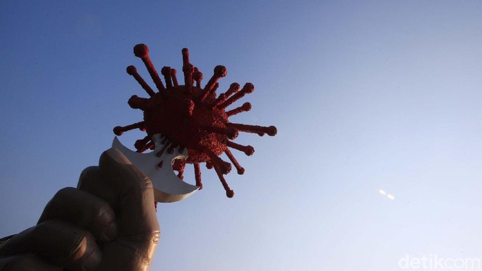 Hiii....Ada Tugu Virus Corona Ditusuk Belati di Tangerang Sebuah tugu COVID-19 dibuat di Cipondoh, Kota Tangerang, Banten. Tugu tersebut menggambarkan virus corona ditusuk belati.