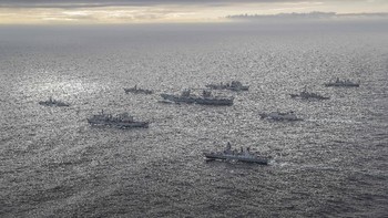 Menemani HMS Queen Elizabeth adalah kapal perang Type 45 yaitu HMS Defender dan HMS Diamond, kapal anti kapal selam HMS Kent dan HMS Richmond, dan juga kapal selam nuklir.  Foto: Royal Navy