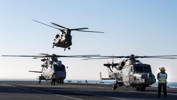 Akan dibawa pula beragam helikopter termasuk 7 Merlin Mk2 yang anti kapal selam serta Merlon Mk4. Foto: Royal Navy
