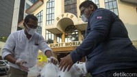 Pembagian takjil dengan konsep drive thru dilakukan guna mencegah penyebaran virus Corona.  