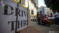 Sejumlah umat Kristiani membagikan takjil di Gereja Bukit Moria, Jakarta, Selasa (27/4/2021).