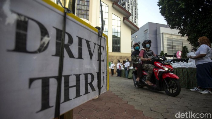 Indahnya Toleransi, Umat Kristiani Berbagi Takjil via Drive Thru Umat Kristiani di Gereja Bukit Moria, Jakarta, bagikan takjil untuk warga sekitar. Pembagian takjil itu terapkan konsep drive thru untuk cegah penyebaran Corona