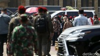 Upacara pemakaman berlangsung secara tertutup, termasuk bagi para awak media yang hendak meliput.
