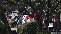 Tampak jenazah digotong ke pemakaman.