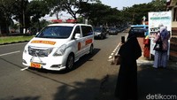 Mobil yag membawa jenazah Kepala BIN Daerah (Kabinda) Papua, Brigjen TNI I Gusti Putu Danny Karya Nugraha, dari Balai komando Kopassus, Cijantung menuju pemakaman Taman Makam Pahlawan (TMP) Kalibata, Jakarta, Selasa (27/04/2021).