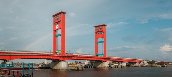 Jembatan Ampera yang jadi ikon kota Palembang dengan panjang 1.177 meter dan lebar 22 meter ini juga punya daya tarik tersendiri. Jembatan ini membentang di atas Sungai Musi. Di sekitar jembatan banyak restoran dan tempat wisata yang bisa kamu jelajahi. (Unsplash)