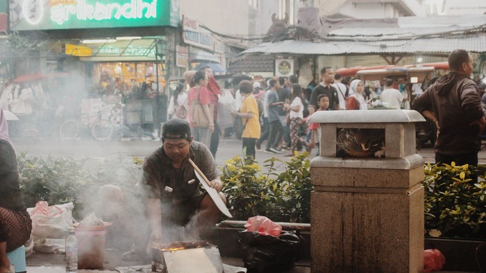 Jalan Suryakencana Bogor, Jalan Malioboro, Alun-alun Bandung, Pasar Senggol, Jembatan Ampera
