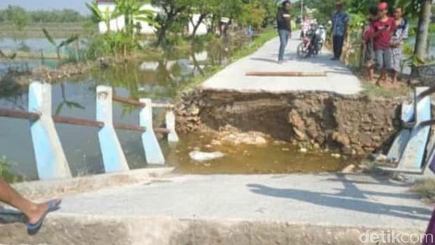 jembatan di lamongan ambrol