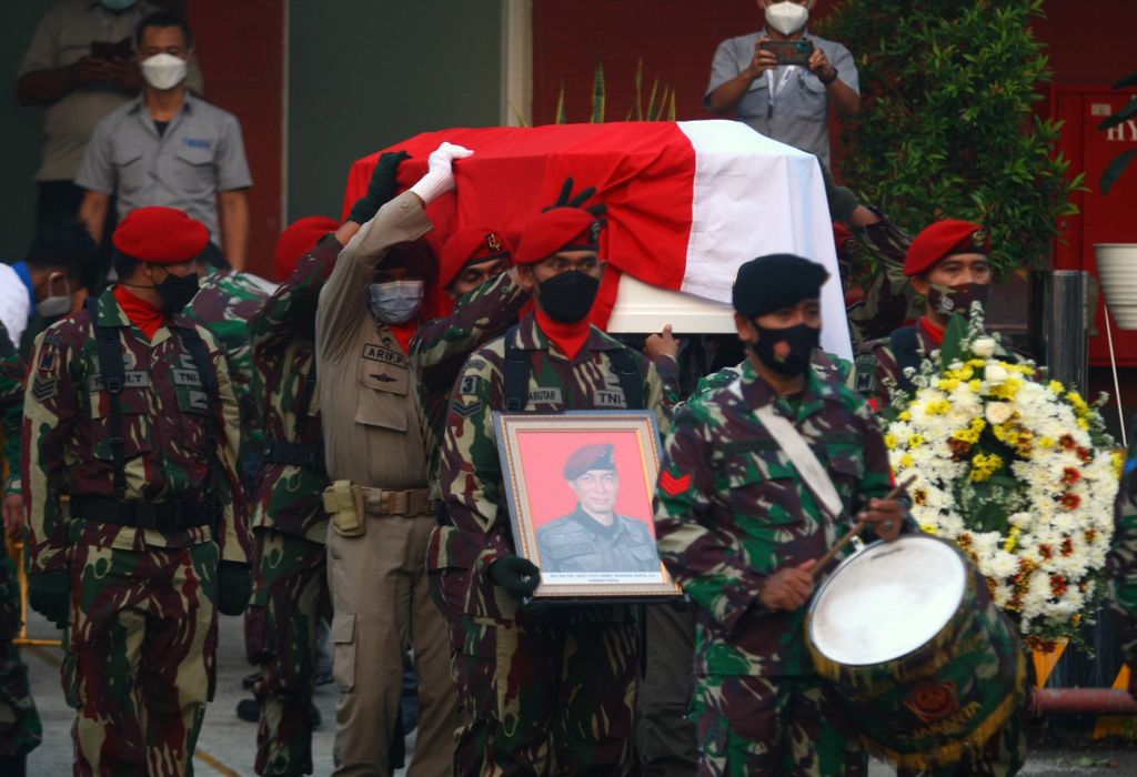 Sejumlah prajurit Kopasus mengusung jenazah Kabinda Papua Mayjen Anumerta I Gusti Putu Danny saat Upacara Pengantar Jenazah setibanya di Terminal Cargo Bandara Soekarno Hatta, Tangerang, Banten, Senin (26/4/2021). Kabinda Papua gugur dalam kontak tembak yang terjadi akibat Kelompok Separatis dan Teroris (KST) Papua melakukan penghadangan dan penyerangan terhadap rombongan Kabinda Papua. ANTARA FOTO/Muhammad Iqbal/hp.