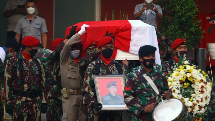 Sejumlah prajurit Kopasus mengusung jenazah Kabinda Papua Mayjen Anumerta I Gusti Putu Danny saat Upacara Pengantar Jenazah setibanya di Terminal Cargo Bandara Soekarno Hatta, Tangerang, Banten, Senin (26/4/2021). Kabinda Papua gugur dalam kontak tembak yang terjadi akibat Kelompok Separatis dan Teroris (KST) Papua melakukan penghadangan dan penyerangan terhadap rombongan Kabinda Papua. ANTARA FOTO/Muhammad Iqbal/hp.