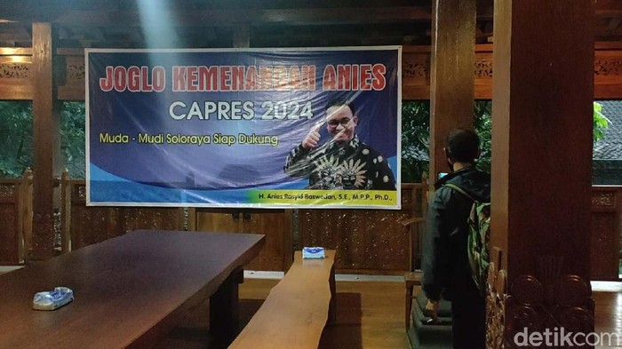 Gubernur DKI Jakarta, Anies Baswedan, mendapat dukungan untuk bertarung di Pilpres 2024. Seorang pengusaha beras Billy Haryanto bahkan membuat joglo kemangan untuk Anies.