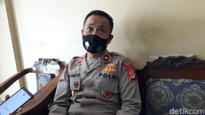 Kapolsek Sewon Kompol Suyanto bicara soal penyelidikan paket takjil dari wanita misterius yang tewaskan bocah di Bantul.