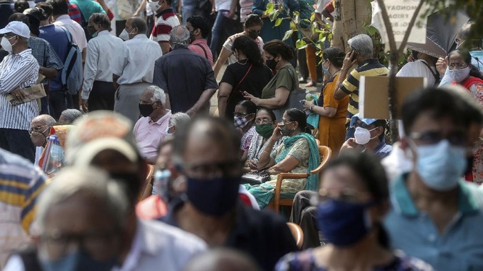 Kasus Corona Menggila, Warga India Berbondong-bondong Antre Divaksin Jumlah kasus harian COVID-19 di India masih tinggi. Warga pun ramai-ramai datangi pusat vaksinasi Corona di Mumbai demi mendapatkan vaksin COVID-19.