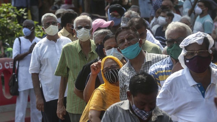 Jumlah kasus harian COVID-19 di India masih tinggi. Warga pun ramai-ramai datangi pusat vaksinasi Corona di Mumbai demi mendapatkan vaksin COVID-19.