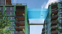  Kolam transparan sepanjang 25 meter terbentang di antara lantai 10 pada dua apartemen. Perenang bisa menikmati cakrawala kota London! (AFP via Getty Images)