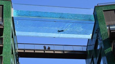 Foto Kolam Renang Transparan di Atas Ketinggian 30 Meter
