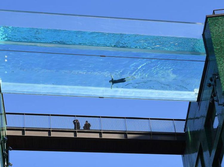 Foto Kolam Renang Transparan di Atas Ketinggian 30 Meter