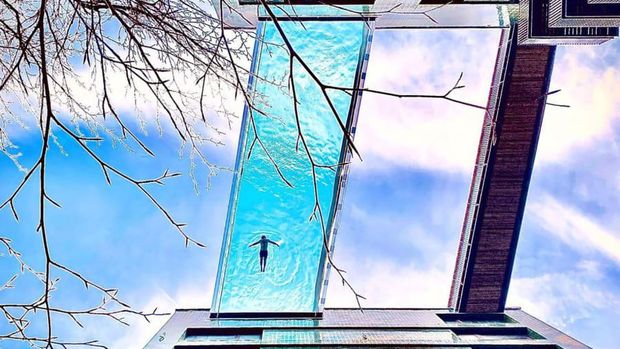 Bagi yang takut ketinggian, kolam gantung tembus pandang di atas 30 meter mungkin jad hal menakutkan. Tapi mungkin menarik bagi yang suka memacu adrenalin.