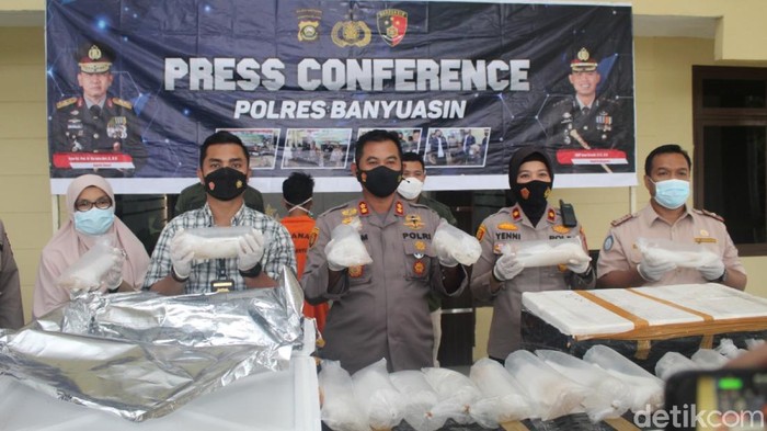 Konferensi pers benih lobster ilegal senilai Rp 8,9 Miliar (Foto. Prima Syahbana/detikcom)