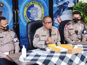 Santai Masuk Tol Angke, Pemotor Emak-emak Tak Paham Pakai GPS