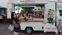 Semangat dan dukungan tersebut ditunjukkan lebih sebuah food truck yang khusus dikirimkan tunuk Kwon Mina. Selain tersedia kopi juga tersedia aneka roti di sana. Foto: nstagram @kvwowv