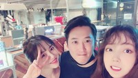 Kwon Mina juga memiliki sahabat yang setiap. Nah, ini adalah keseruan Kwon Mina bersama sahabatnya saat mampir ke sebuah kafe. Foto: nstagram @kvwowv
