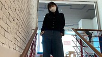 Saat di restoran ataupun kafe, Kwon Mina tak pernah ketinggalan untuk berpose OOTD. Seperti yang terlihat pada momen ini. Foto: nstagram @kvwowv