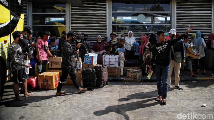 Ratusan penumpang bus bersiap berangkat di kawasan Terminal Bus Tanjung Priok, Jakarta Utara, Selasa (27/4).  Saat ini Terminal Bus Tanjung Priok mulai dipadati penumpang untuk melakukan mudik lebih awal karena larangan mudik diperpanjang oleh pemerintah.
