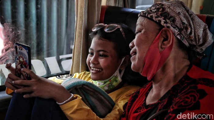 Ratusan penumpang bus bersiap berangkat di kawasan Terminal Bus Tanjung Priok, Jakarta Utara, Selasa (27/4).  Saat ini Terminal Bus Tanjung Priok mulai dipadati penumpang untuk melakukan mudik lebih awal karena larangan mudik diperpanjang oleh pemerintah.