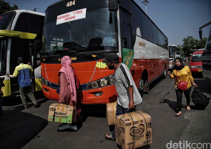 Ratusan penumpang bus bersiap berangkat di kawasan Terminal Bus Tanjung Priok, Jakarta Utara, Selasa (27/4).  Saat ini Terminal Bus Tanjung Priok mulai dipadati penumpang untuk melakukan mudik lebih awal karena larangan mudik diperpanjang oleh pemerintah.