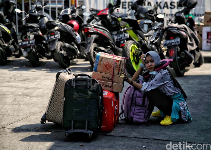 Ratusan penumpang bus bersiap berangkat di kawasan Terminal Bus Tanjung Priok, Jakarta Utara, Selasa (27/4).  Saat ini Terminal Bus Tanjung Priok mulai dipadati penumpang untuk melakukan mudik lebih awal karena larangan mudik diperpanjang oleh pemerintah.