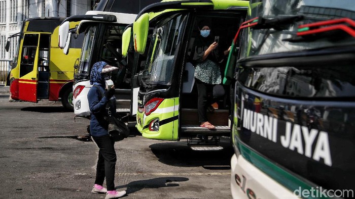 Ratusan penumpang bus bersiap berangkat di kawasan Terminal Bus Tanjung Priok, Jakarta Utara, Selasa (27/4).  Saat ini Terminal Bus Tanjung Priok mulai dipadati penumpang untuk melakukan mudik lebih awal karena larangan mudik diperpanjang oleh pemerintah.