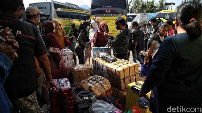 Ratusan penumpang bus bersiap berangkat di kawasan Terminal Bus Tanjung Priok, Jakarta Utara, Selasa (27/4).  Saat ini Terminal Bus Tanjung Priok mulai dipadati penumpang untuk melakukan mudik lebih awal karena larangan mudik diperpanjang oleh pemerintah.